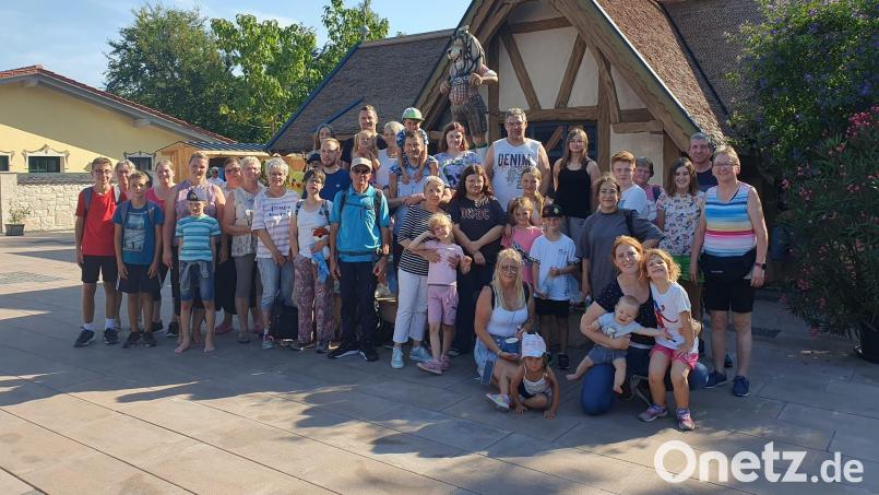 Die Teilnehmer des AWO-Ausflugs in den Bayern-Park zusammen mit der Ortsvorsitzenden Daniela Wiesner (Vierte von links) und ihrem Stellvertreter Jürgen Kirchmann (Zweiter von rechts). Bild: Daniela Wiesner/exb
