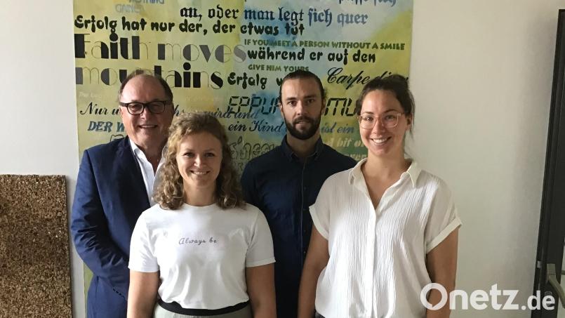 Willkommensgrüße am Otto-Hahn-Gymnasium: Im Bild hinten von links Oberstudiendirektor Stefan Niedermeier und Studienreferendar Lukas Baum, vorne die Studienrätinnen Lisa Kammermeier und Lisa Hittinger. Bild: Mary Möller-Hartung/exb