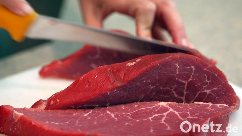 Rindfleisch wird geschnitten. Die Ökomodellregion will, dass nicht nur die Filetstücke verwertet werden, sondern verfolgt einen Ansatz für die Verwertung ganzer Tiere in der Gastronomie. Bei einem Speeddating sollen sich Bio-Landwirte und Gastronomen kennenlernen. Symbolbild: Oliver Berg/dpa