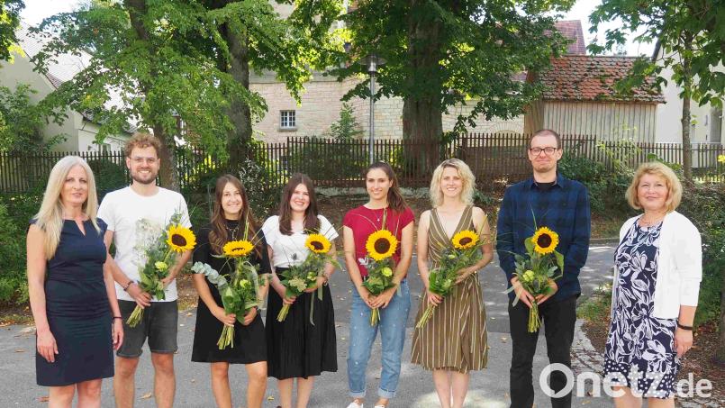 Rektorin Sabine Graser (links) und Konrektorin Beate Koch (rechts) begrüßten die neuen Lehrerkräfte Michael Siegel, Verena Miedl, Alisa Fischer, Annette Bogner, Anna Gräb und Martin Schuller (von links). Bild: Sabine Graser/exb