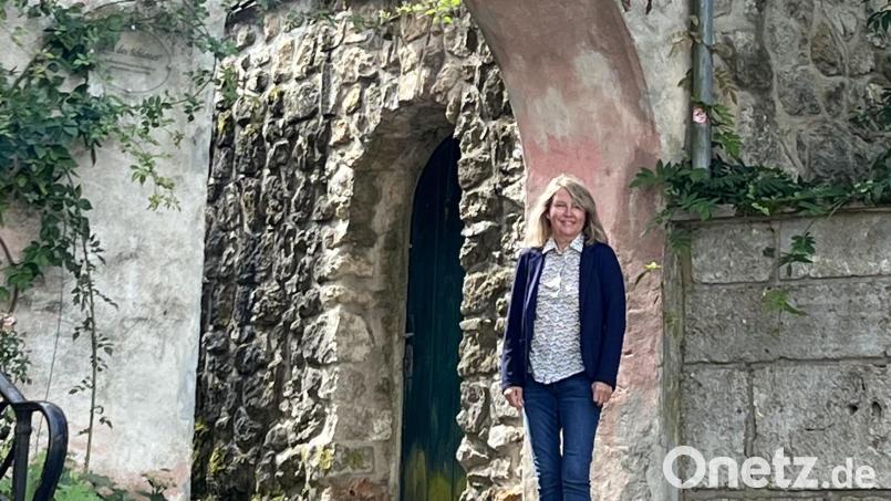 Heidi Kurz wartete am Toreingang zum Königsteiner Schloss auf die Teilnehmenden ihrer Führung am Tag des offenen Denkmals. Bild: wku