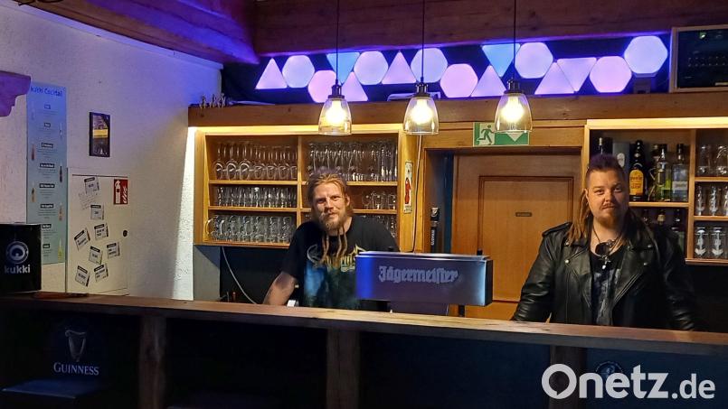 Christoph Preuß (links) und Fabian Griese stehen seit August hinter dem Tresen im Void-Pub in der Oberen Nabburger Straße. Bild: wpt