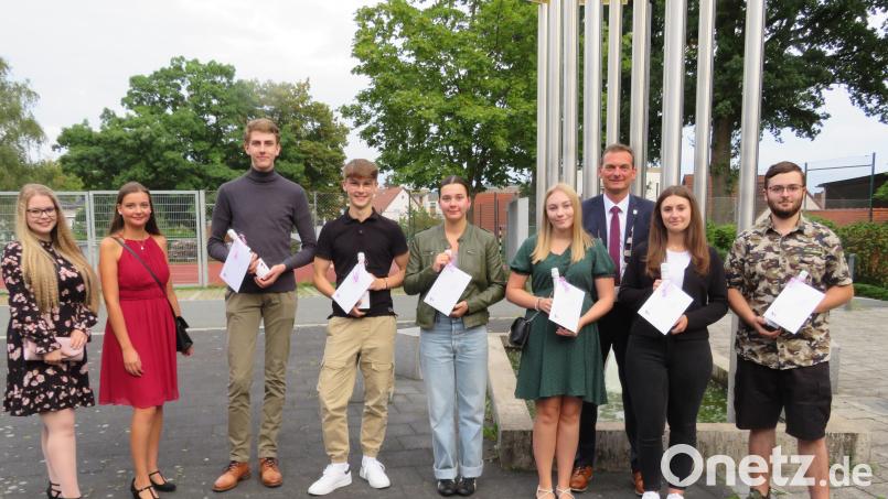 Sabrina Kropf, Celine Wächter, Jonathan Schäffler, Maximilian Merther, Emma Buscholl, Helena Füßl, Bürgermeister Ernst Schicketanz, Julia Gottfried und Bastian Ach bei der Ehrung der Schulbesten von Altenstadt/WN. Bild: adj