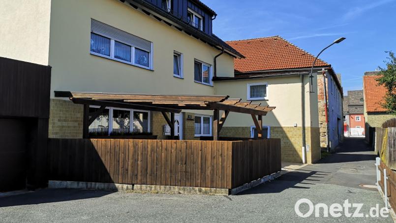 Nach 13 Jahren Pause soll im früheren Messer-Wirtshaus am Heurangweg 1 in Mitterteich wieder der Gaststättenbetrieb starten. Rechts im Bild der Durchgang zum nahe gelegenen Oberen Marktplatz. Bild: lnz