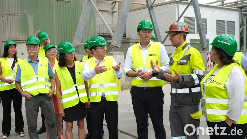 Werkleiter Bernhard Reindl (Zweiter von rechts) führte die SPD-Delegation mit dem Bundesvorsitzenden Lars Klingbeil (Dritter von rechts) an der Spitze durch das Zementwerk Burglengenfeld und erklärte die Produktionsabläufe. Bild: Hirsch