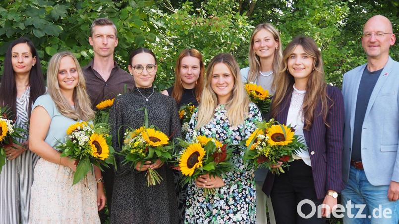 Ein herzliches Willkommen gab es an der Fichtelnaabtalschule Ebnath-Neusorg. Im Bild von links Andrea Hart, Sophia Schatke, Michael Feigel, Maria Traidl, Eva Rößler, Jessica Scherer, Patricia Rühr, Louisa Guggenberger-Popp und Schulleiter Alexander Köstler. Bild: Sarah Küffner/exb