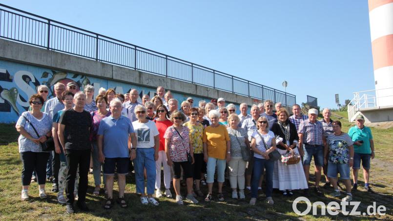 Die BRK-Reisegruppe Tirschenreuth am Elbufer im &quot;Alten Land&quot; bei Jork. Bild: kro
