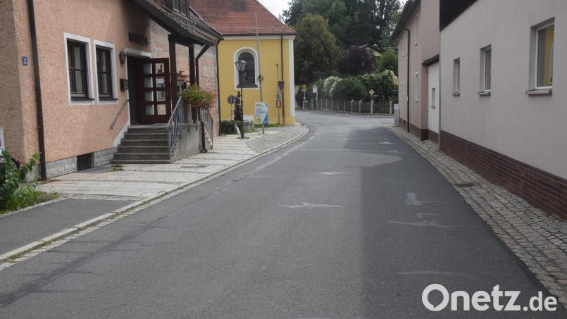 Vom Kriegerdenkmal her am Rathaus und der Kirche vorbei wird Tempo 30 in Irchenrieth eingeführt. Bild: fz