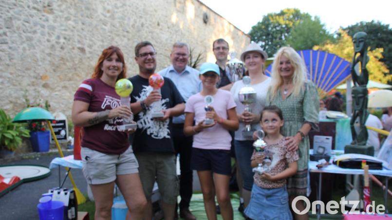 Bürgermeister Michael Cerny (Dritter von links) gratulierte den Siegern der Minigolfstadtmeisterschaft auf der Anlage von Elke Eck (hinten, rechts). Bild: ads