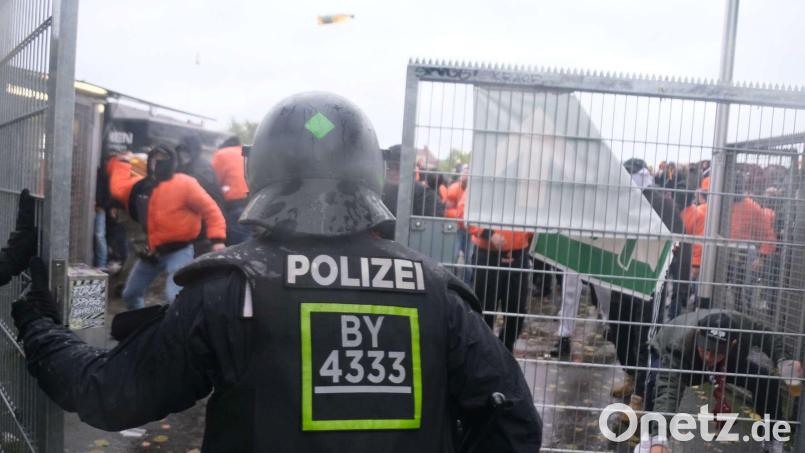 Beim Drittligaspiel in Bayreuth am 1. Oktober 2022 gingen gewaltbereite Anhänger von Dynamo Dresden auf Polizeibeamte los. Bild: Polizei