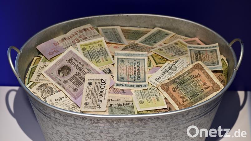 Hyperinflation 1923: ein Trog voll mit Milliarden über Milliarden Mark – Geld, das allerdings wertlos war. Archivbild: Martin Schutt
