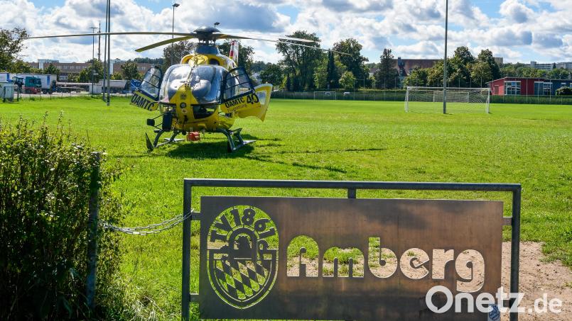 Dieser Hubschrauber des Österreichischen Automobil-, Motorrad- und Touring Clubs ÖAMTC landete am Samstag, 2. September, notgedrungen auf dem Gelände des TV 1861 Amberg. Bild: Petra Hartl