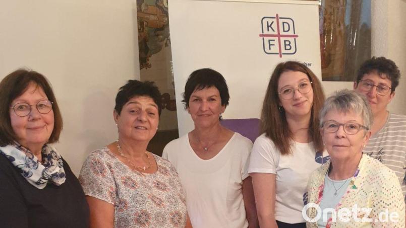 Stellvertretende Diözesanvorsitzende Rita Kleierl und Bildungsreferentin Rebecca Wach (Dritte und Vierte von links) waren Gäste bei der Bezirkskonferenz. Bild: Elke Burger/exb