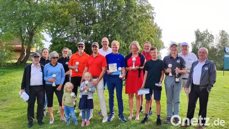 Die erfolgreichsten Teilnehmenden der Clubmeisterschaften: von links Peter Burger, Julia Spachtholz, Christine Schöner, Kateřina Kalčíková, Achim Seitz, Thomas Hartung (mit Kindern Max und Lena) Heinz Engmann, Benedikt Jesse, Beate Muny, Klaus Kohlhepp, Paul Meyer, Wolfgang Beer, Michael Janda und Präsident Herbert Bäuml. Bild: Andreas Graf/exb