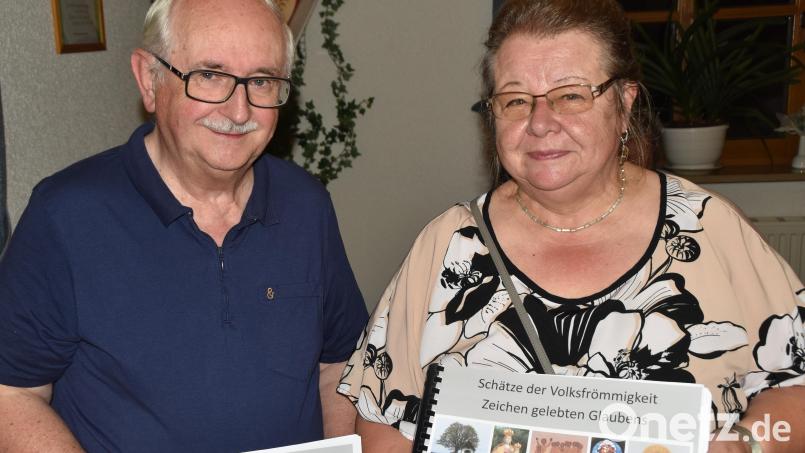 Karl und Rosa Prell stellen in der Heimatring-Sitzung ihr demnächst erscheinendes Buch über Kapellen und Andachtsstätten vor. Bild: hcz