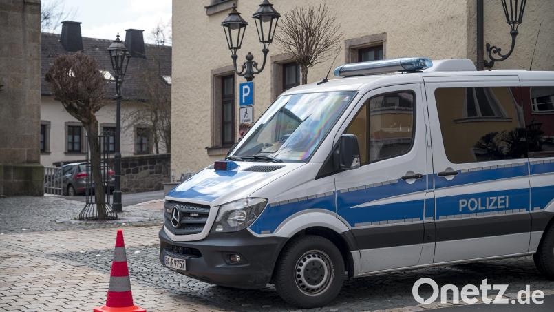 Ein Einsatzwagen der Polizei sperrt die Straße zu einem Kinder- und Jugendhilfezentrum ab. In der Einrichtung war am Vortag eine Zehnjährige tot in einem Zimmer gefunden worden. Bild: Daniel Vogl/dpa