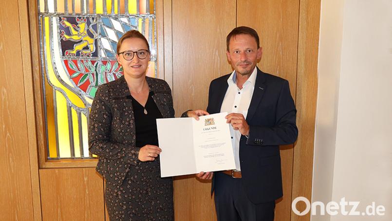 Stadträtin Hildegard Ziegler nimmt von Oberbürgermeister Jens Meyer die kommunale Dankurkunde in Empfang. Bild: Pressestelle Stadt Weiden/exb