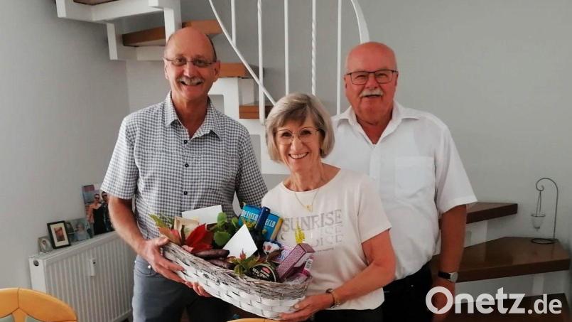 Stadt- und Kreisrat Martin Pöllath (links) und Stadtrat Hans-Jürgen Reitzenstein (rechts) überbringen Brigitte Munker Geburtstagsgrüße der FDP und Freien Wählerschaft. Bild: Martin Pöllath/exb