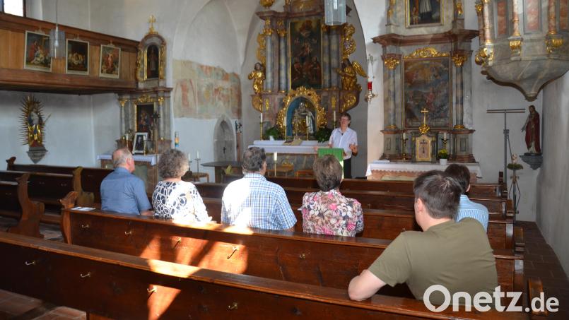 Bei der ersten angebotenen Führung zum "Tag des offenen Denkmals" kamen lediglich sechs Besucher in der Simultankirche St. Johannes der Täufer, um den geschichtlichen Ausführungen von Volker Wappmann zu lauschen. Bild: dob