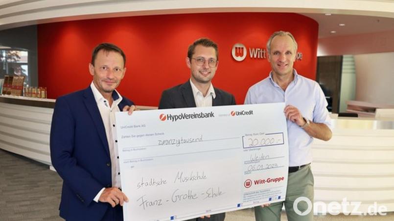 Zur symbolischen Scheckübergabe treffen sich Oberbürgermeister Jens Meyer, Thorsten Willecke, Leiter der Franz-Grothe-Schule, und Patrick Boos, Vorsitzender der Geschäftsführung der Witt-Gruppe (von links). Bild: Petra Grommas/Witt-Gruppe/exb