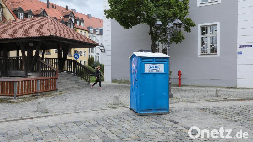 In der Franziskanergasse in der Altstadt von Amberg steht seit Wochen ein herrenloses Dixi-Klo. Wie von Zauberhand wechselt es immer wieder den Standort. Zuletzt war es sogar auf der Fahrbahn platziert. Bild: Wolfgang Steinbacher
