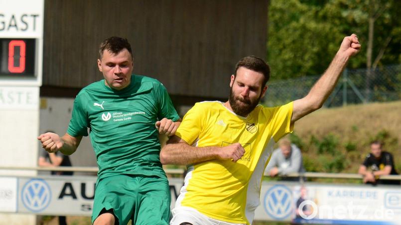 Alexander Kirchberger (rechts) von den Sportfreunden Weidenthal-Guteneck und seine Teamkollegen haben von sieben Spielen nur zwei verloren, allerdings auch nur eines gewonnen. Bild: mhs