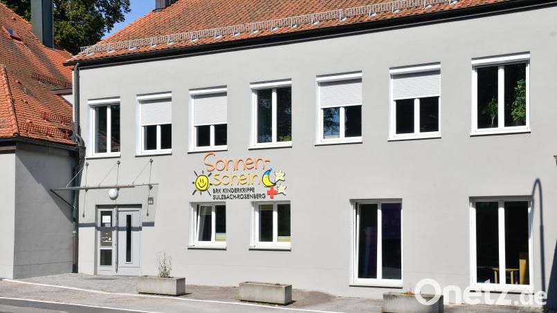 Grau ist modern und liegt im Trend. Sagt das BRK. Andere stellen die Frage: &quot;Wie kann man das den Kindern antun?&quot; Am neuen Anstrich der Fassade der Kita &quot;Sonnenschein&quot; an der Allee in Sulzbach-Rosenberg scheiden sich ganz offenbar die Geister. Bild: Petra Hartl