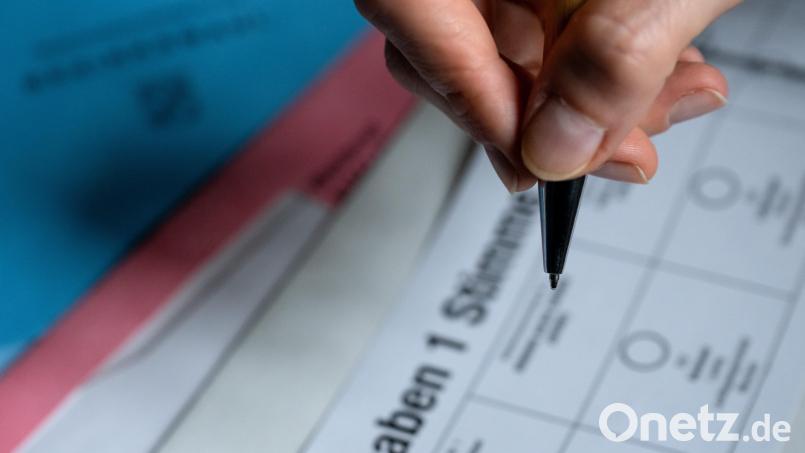 Bislang haben sich laut Regierung der Oberpfalz 10 Briefwählerinnen und Briefwähler aus Weiden gemeldet. Bei ihnen lag statt des Zettels mit den Kandidaten des Stimmkreises Weiden, der Zettel mit den Kandidaten des Stimmkreises Tirschenreuth in den Briefwahlunterlagen. Symbolbild: Sven Hoppe/dpa