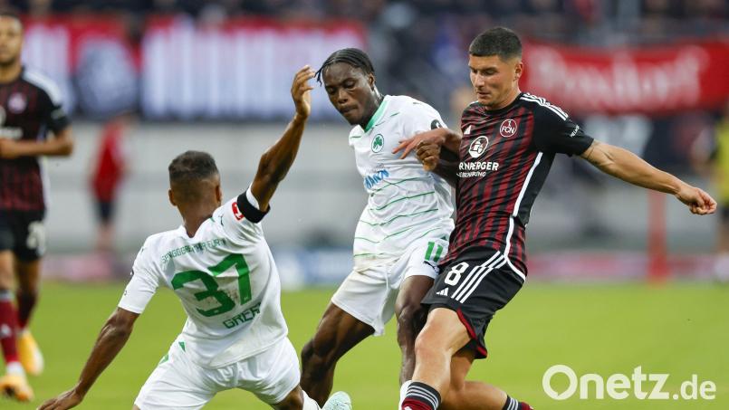 Es ging zur Sache zwischen dem Club (rechts Ivan Marquez) und den Fürthern Julian Green (links) und Dickson Abiama. Bild: Daniel Löb