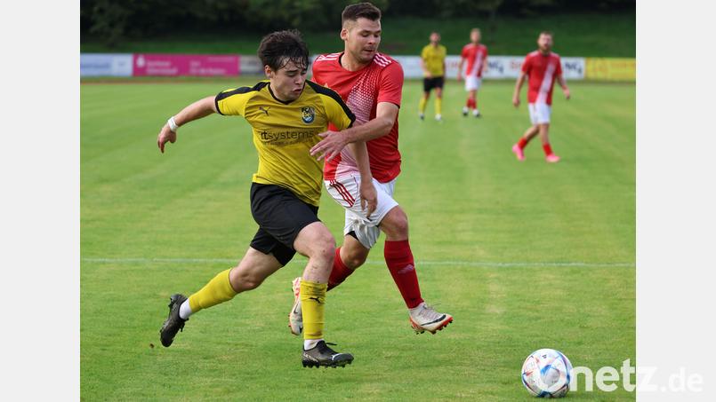 Der Vohenstraußer Michael Gotfryd (rechts) versucht, den ballführenden Frank Wagner vom FC Amberg zu stoppen. Während die SpVgg Vohenstrauß im Heimspiel gegen den FV Vilseck die Niederlage zuletzt in der Nachholpartie gegen den FC Amberg ausbügeln will, bekommt es der FC Amberg am 10. Spieltag der Bezirksliga Nord mit Spitzenreiter FC Wernberg zu tun. Bild: exb
