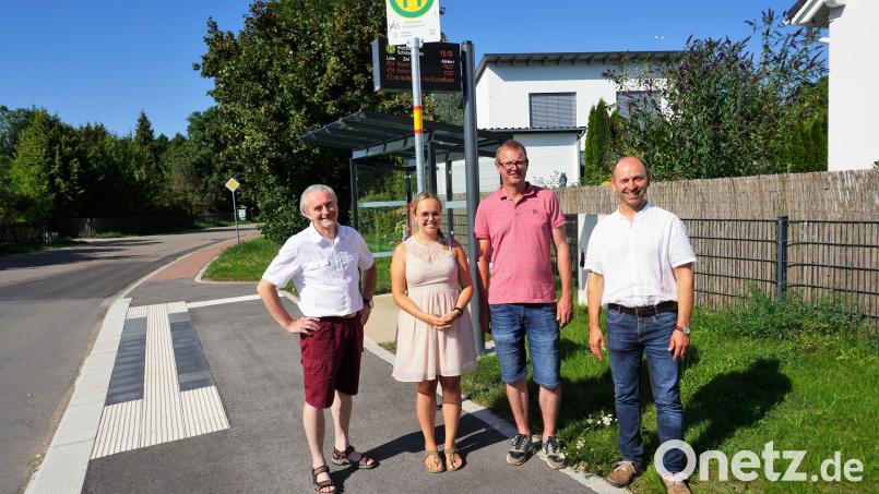Rainer Rubenbauer, Christina Drick, Wolfgang Braun und Bürgermeister Hans Ram (von links) begutachten die neuen Bushaltestellen in Wolfsbach Bild: tra