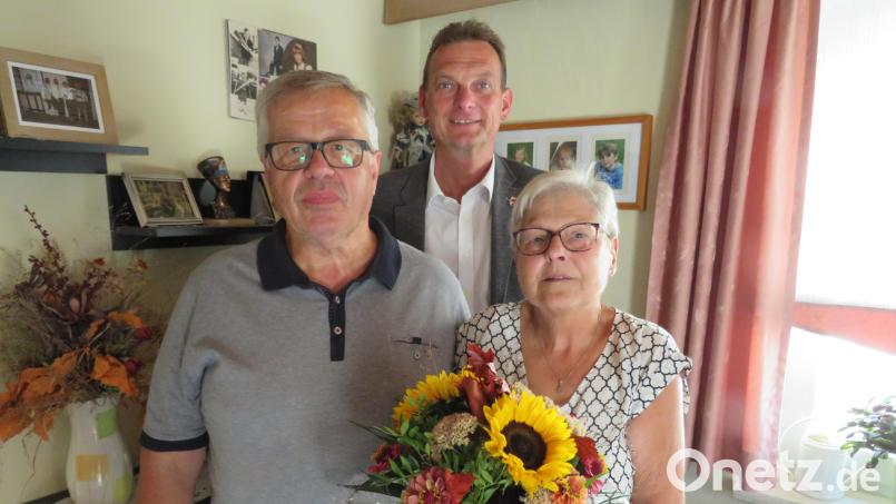 Bürgermeister Ernst Schicketanz gratulierte Hildegard und Siegmar Behr zur goldenen Hochzeit. Bild: adj
