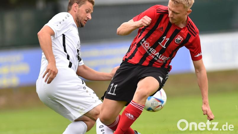 Benedikt Meckl (rechts, im Spiel gegen den FC Tegernheim) brachte den SC Luhe-Wildenau zwischenzeitlich mit 2:1 in Führung. Am Ende reichte es für den Aufsteiger zu einem Punkt in Landshut. Archivbild: A. Schwarzmeier