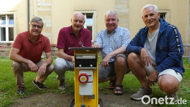 Die Vorstandschaft des Freundeskreis Kloster Ensdorf übergibt die Stromstation. Von links: Klaus Hernes (Schriftführer), Jürgen Zach (Kloster Ensdorf), Markus Dollacker (Vorsitzender) und Johann Weiß (stellvertretender Vorsitzender). Bild: Johanna Weiß/exb