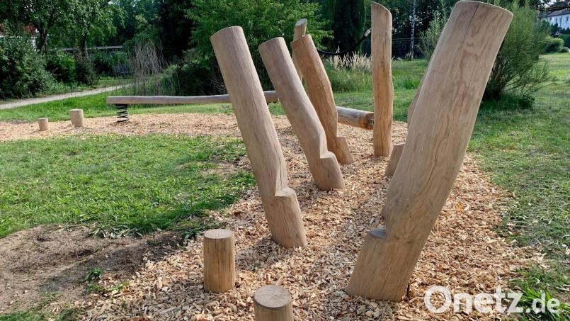 Die ersten Elemente der neuen Fitness-Anlage in der Grünanlage hinter dem Friedhof sind bereits aufgebaut. Weitere sollen noch folgen. Bild: Gabi Schönberger