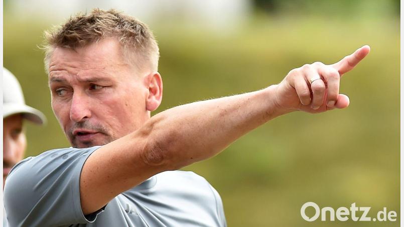 Trainer Bernd Häuber gibt taktische Anweisungen: ,Der TSV Eslarn hat nach seinem ersten Saisonsieg neuen Mut geschöpft und will im Heimspiel gegen Spitzenreiter TuS Schnaittenbach dagegenhalten. Archivbild: A. Schwarzmeier