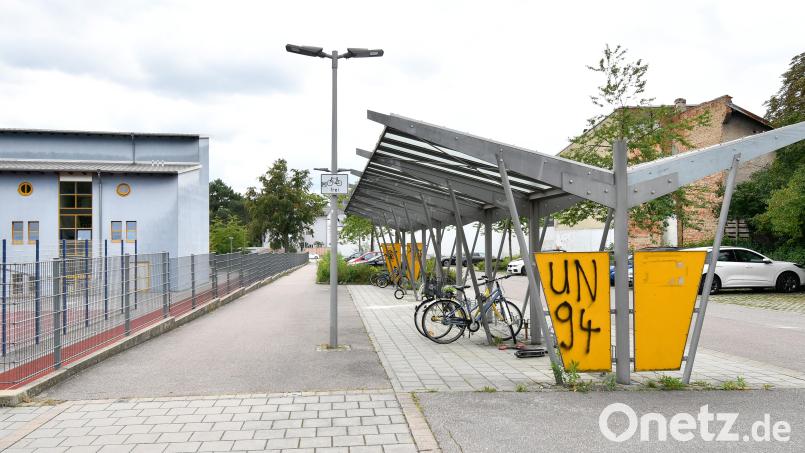 Die Kombination aus Lehrerparkplatz, Fußweg zur Innenstadt sowie Laufbahn könnte der neue Standort der offenen Ganztagsbetreuung der Amberger Max-Josef-Schule werden. Bild: Petra Hartl
