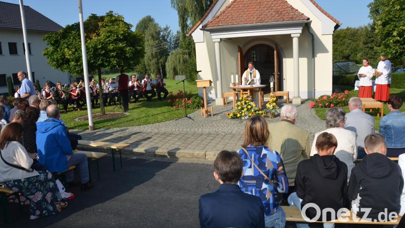 Einen festlichen Gottesdienst bei Spätsommerwetter erleben die vielen Besucher beim Patrozinium in Obertresenfeld mit Dekan Alexander Hösl. Bild: dob
