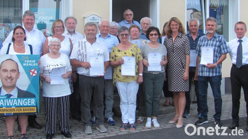 Martina König (Vierte von links) ist die Mutter der FWG, Anton König (Achter von links) der Urvater. Weitere Gründungsmitglieder sind Franz Sperl (Vierter von rechts), Monika Sperl (Siebte von rechts) und Eva Seifried (Neunte von links). Bild: sei