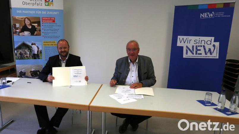 Alle Hilfen aus einer Hand. Bezirkstagspräsident Frank Löffler (rechts), Bezirk Oberpfalz, und Landrat Andreas Meier unterzeichnen eine Kooperationsvereinbarung. Bild: Landratsamt Neustadt/WN, Marcel Weidner/exb