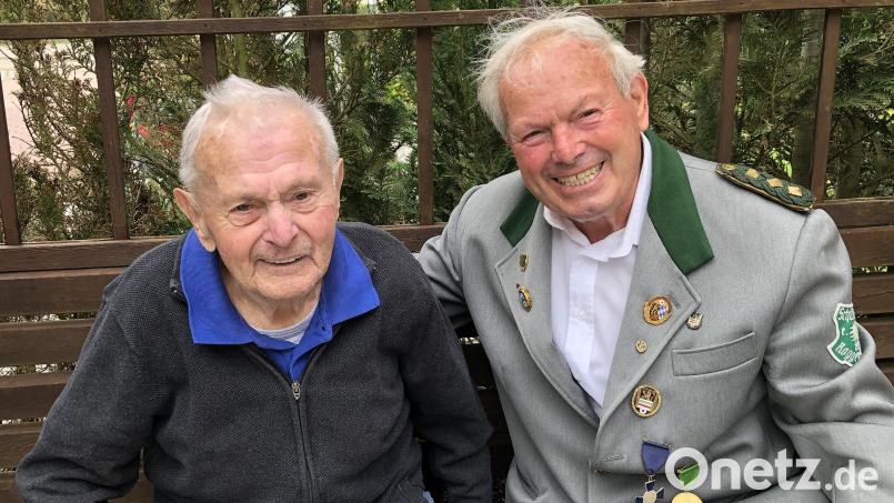 Schützenmeister Johann Gösl (rechts) hat die Verdienste des einzigen noch lebenden Gründungsmitglieds Willi Schuller nicht vergessen. Er besuchte ihn vor dem Gründungsjubiläum im Seniorenheim. Bild: dob