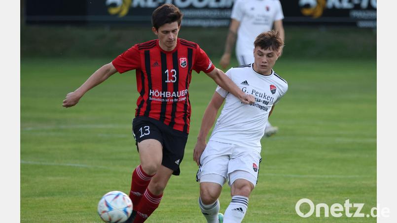 Fabian Magerl (links) vom SC Luhe-Wildenau und der Seebacher Simon Griesbeck liefern sich ein Laufduell. Nach dem Punktgewinn gegen den Titelmitfavoriten Seebach geht es für den Sportclub zum Auswärtsspiel nach Landshut. Bild: Dieter Jäschke