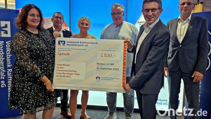 Die Spendenübergabe (von rechts): Vorstandssprecher Bernhard Wolf und Regionalmarktleiter Christian Weigert, Peter Klein, Vorsitzender des Seniorenbeirats, Tina Abel-Pschierer von der Seniorenfachstelle der Stadt, Vorstand Thomas Ludwig und Sabine Frischholz, Amtsleitung für soziale Dienste. Bild: R. Kreuzer