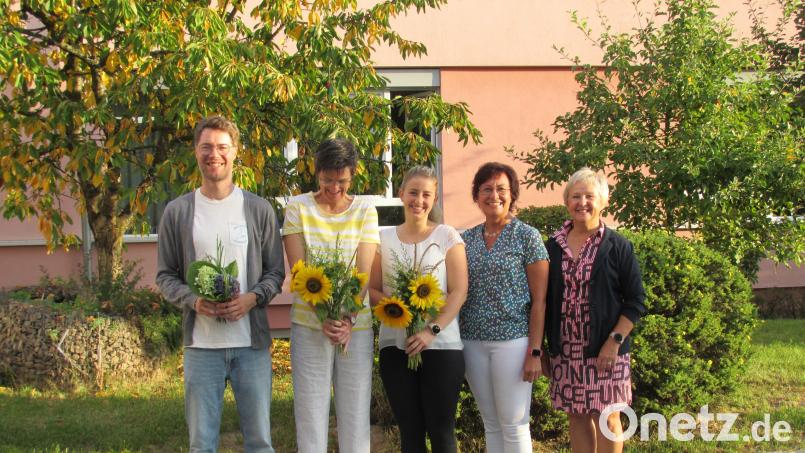 Rektorin Gudrun Lehner und ihre Stellvertreterin Kerstin Zaus (von rechts) hießen Sebastian Högl, Nathalie Peper und Hannah Köstler (von links) im Kollegium willkommen. Bild: mez