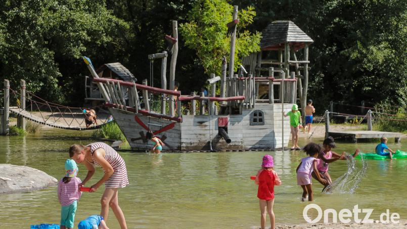 20 Jahre Spielplatz-Patenschaft: Das muss gefeiert werden. Das Fest fand auf dem Piratenspielplatz statt. Bild: Wolfgang Steinbacher
