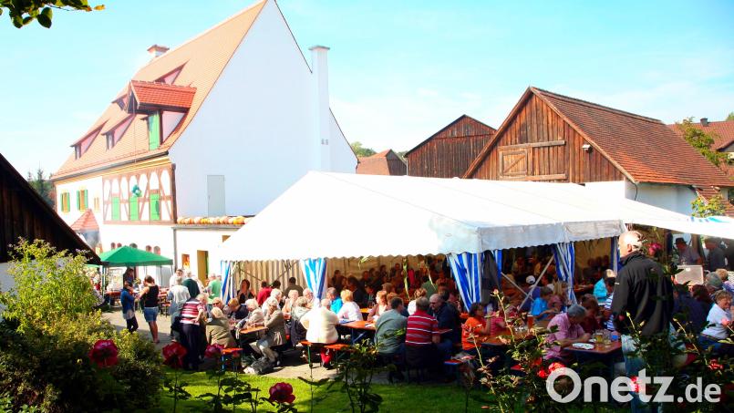 Ein ideales Ambiente für das Hoffest, mit der Nutzung von Zeltelementen und dem Einbeziehen von Städeln wird die Freifläche rund um den Beutnerhof mitten im Dorf auch für das Schattenspenden und als Wetterschutz genutzt Bild: war