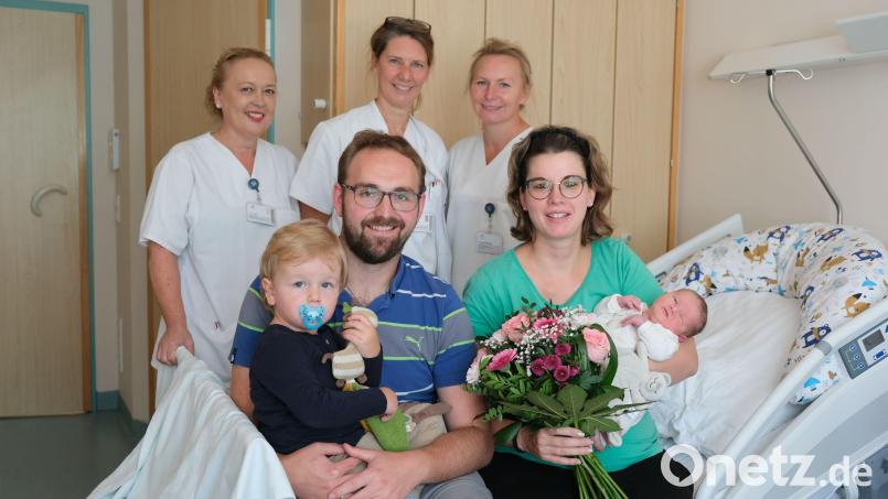 Dass er im Mittelpunkt des Interesses stand beziehungsweise lag, bekam der kleine Elias noch gar nicht so richtig mit. Mit seinen Eltern und seinem Bruder freuten sich Verantwortliche aus dem Klinikum St. Marien Amberg. Bild: Klinikum/Dietl/exb