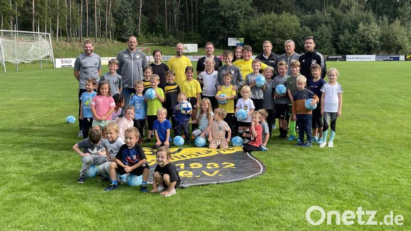 Mehr als 30 Kinder beteiligten sich an einem Fußball-Schnuppertraining, das der SV Steinmühle im Rahmen des Ferienprogramms anbot. Bild: SV Steinmühle/exb
