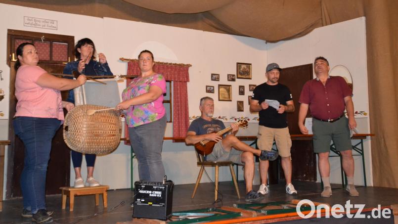 Fleißig geprobt wird von der Kolping-Theatergruppe für die Aufführungen in der Mühlschleif/Niederland bei Moosbach. Premiere ist am 6. Oktober. Hier ist eine Szene aus dem vierten Stück zu sehen. Bild: gi