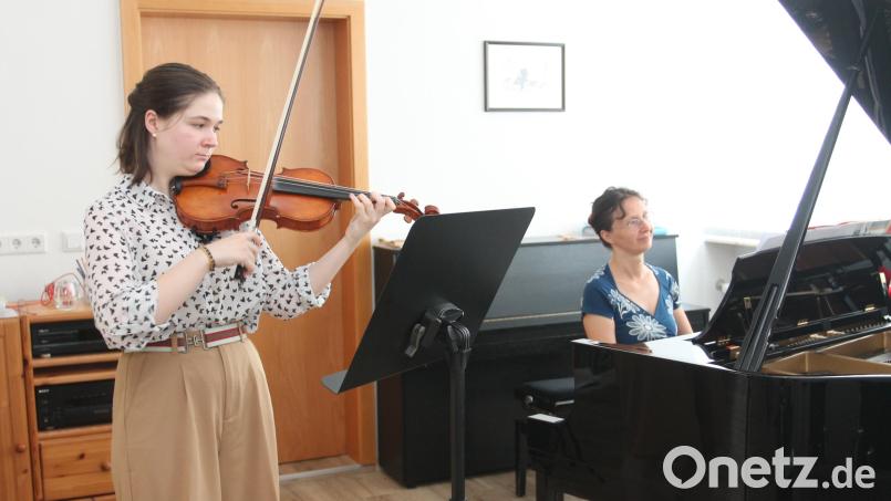 Hanna Rydkina (links) und Susanne Schieder sind schon eifrig am Proben. Bild: pi